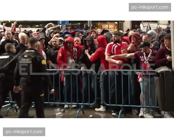 为防止球迷冲突，曼市德比赛前警方将加派三倍警力